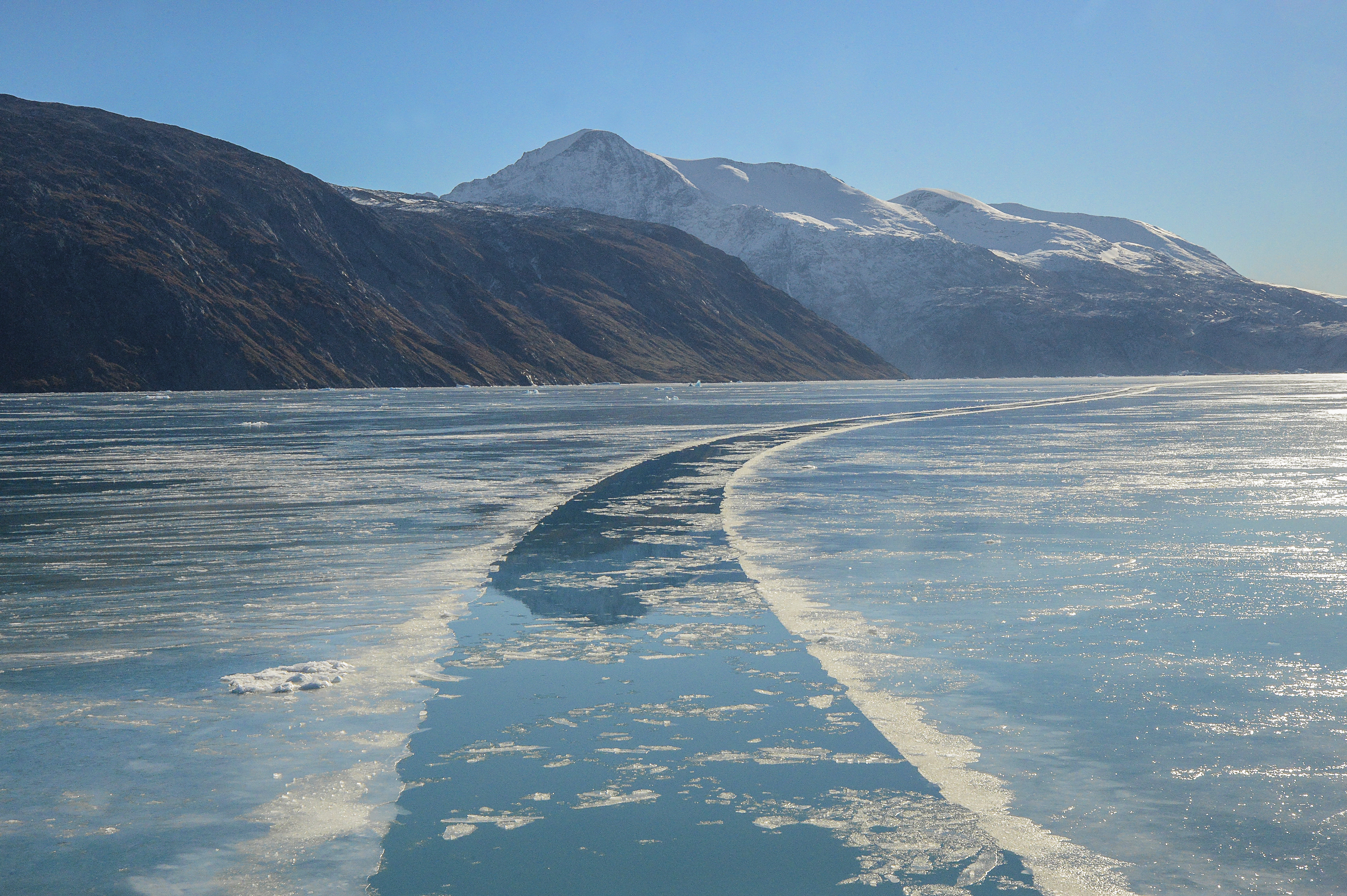 Heavy load conditions occur for example when sailing in arctic regions